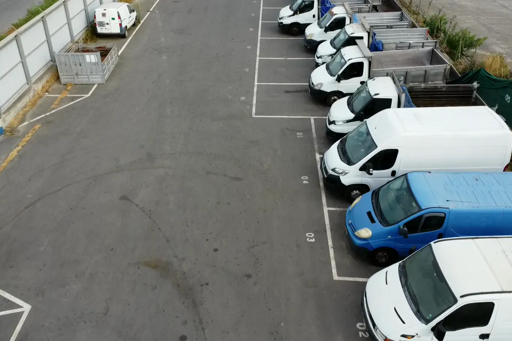 I mezzi della flotta parcheggiati nel piazzale.